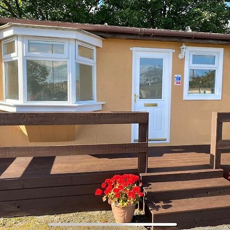 Semi-Detached Chalet - Uddingston, Glasgow Esterno foto