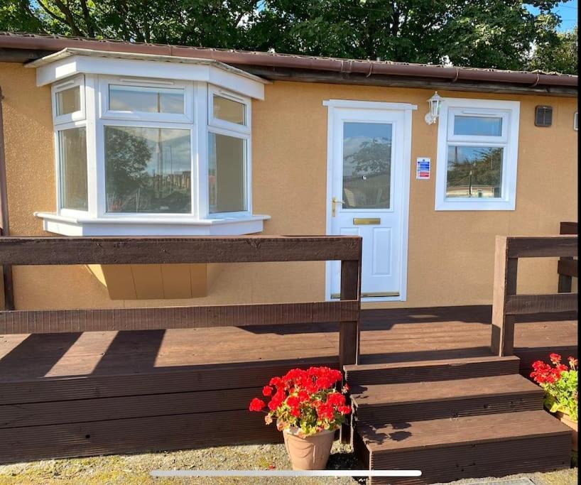 Semi-Detached Chalet - Uddingston, Glasgow Esterno foto